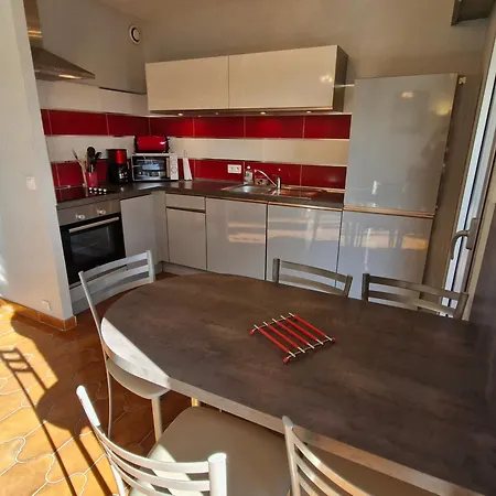Climatise Avec Parking, Proche Centre Apartment *